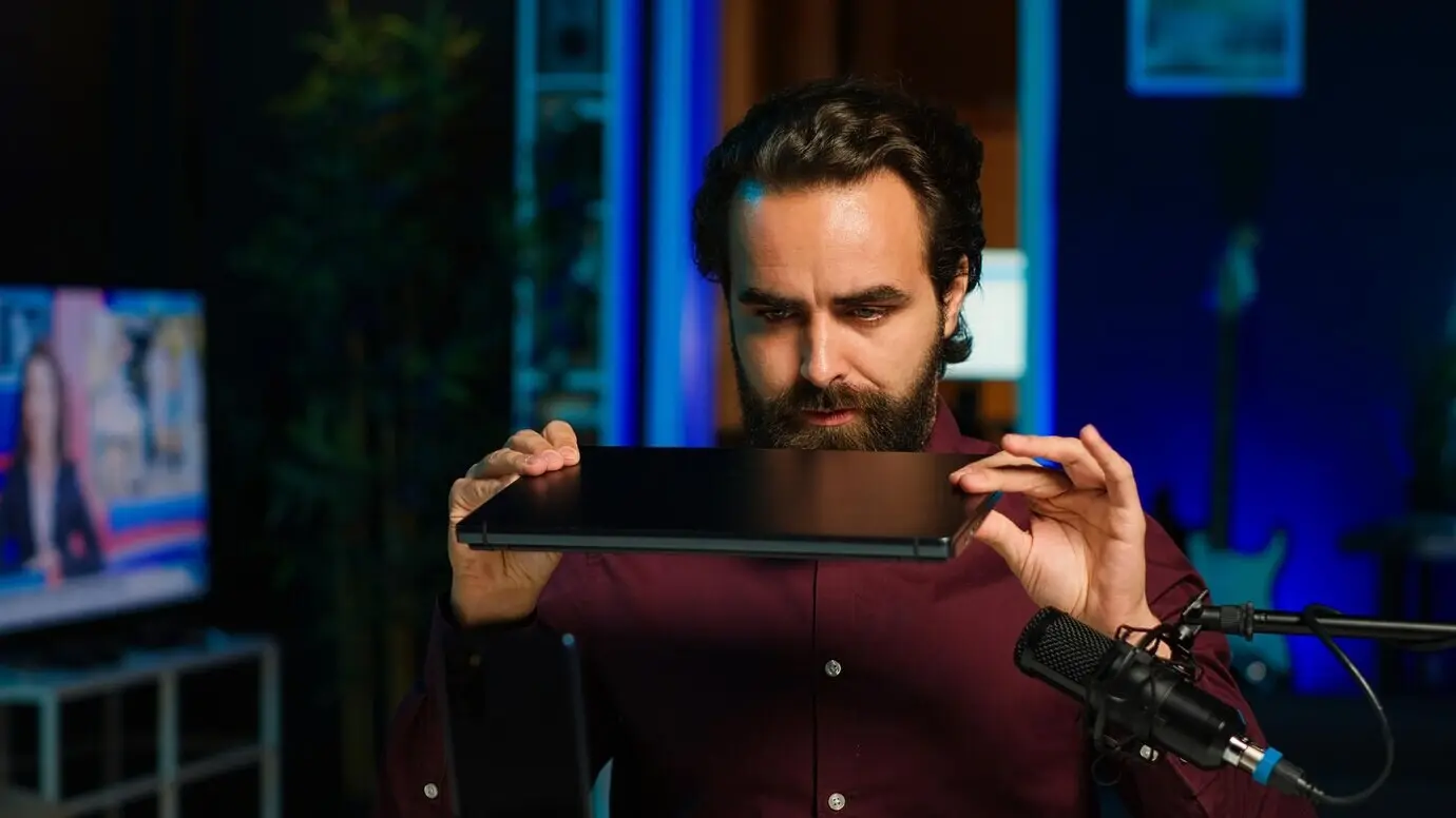 Технический эксперт оценивает производительность ноутбука, обсуждая компоненты.