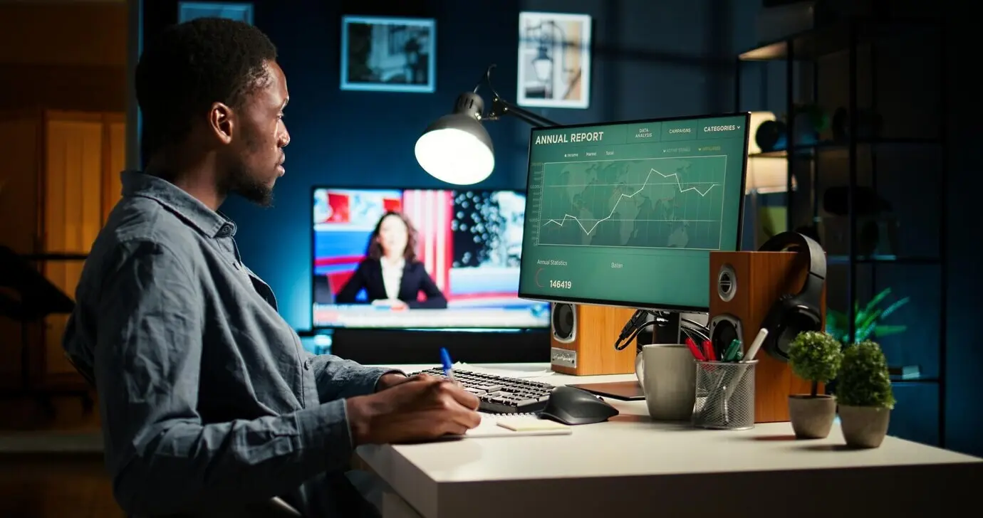 Мужчина-финансовый консультант изучает ежемесячные доходы и расходы.